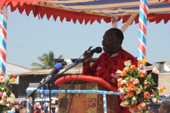 Mwenyekiti wa CUF Taifa Prof. Ibrahim Lipumba akiwahutubia wafuasi na wapenzi wa Chama hicho katika viwanja vya Kibandamaiti Mjini Zanzibar.